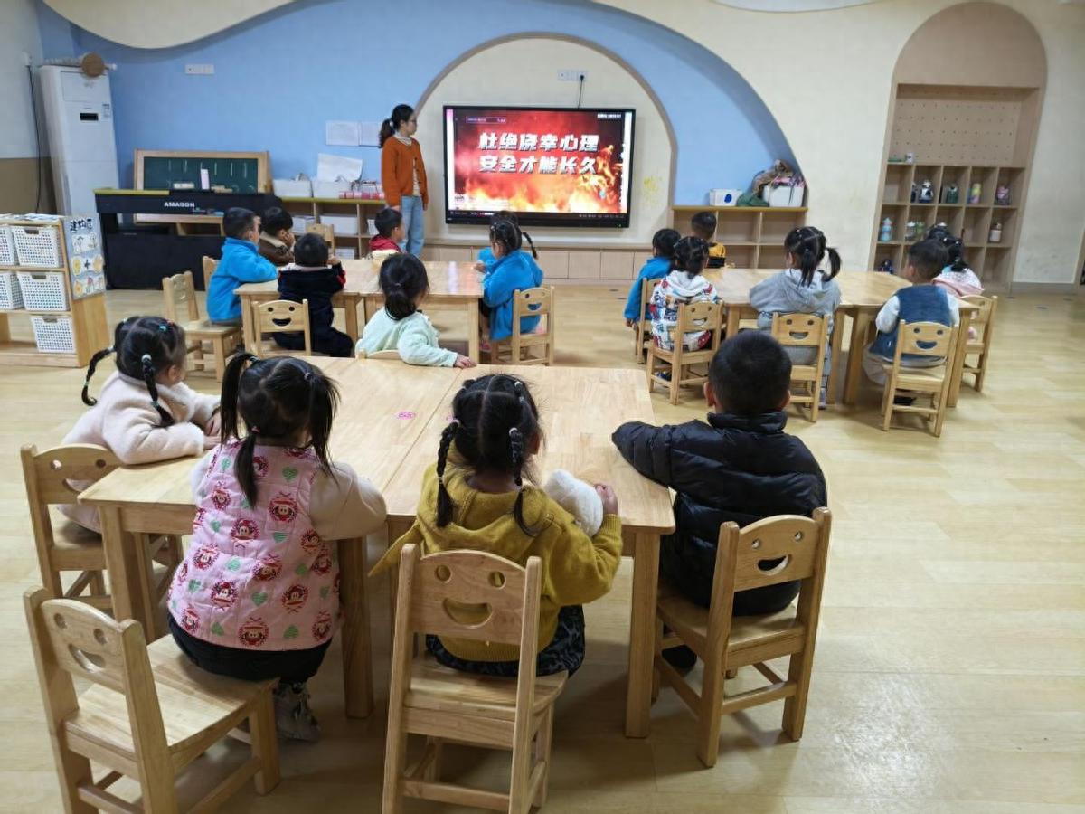 以“演”筑防 以“练”护安——安居八幼开展消防演练活动