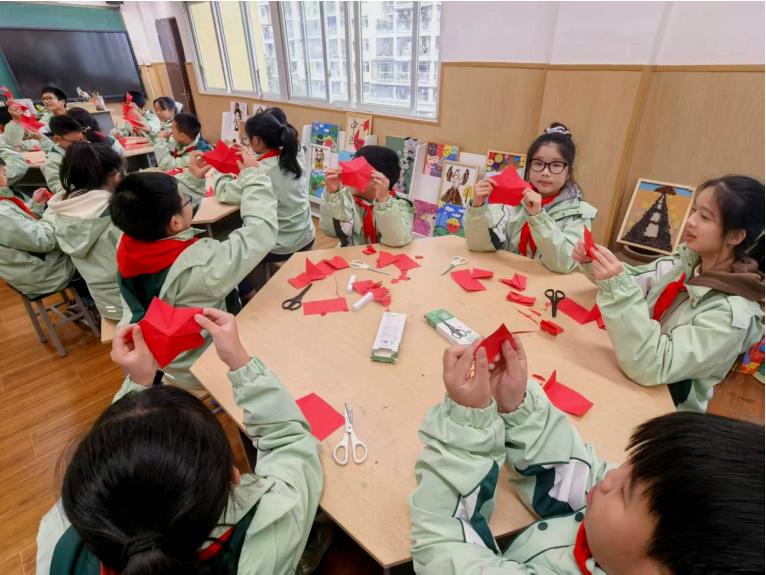 红纸剪五星 非遗育初心——宜宾市南溪区仙源小学校开展“非遗进校园”系列活动之剪纸特色活动