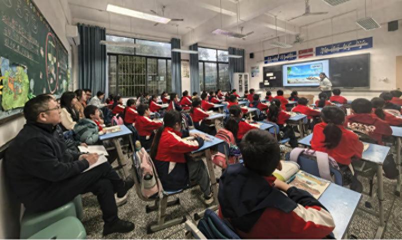 赏四季之美 润成长之壤——宜宾三江新区顺南学校综合组开展集体备课暨教研活动