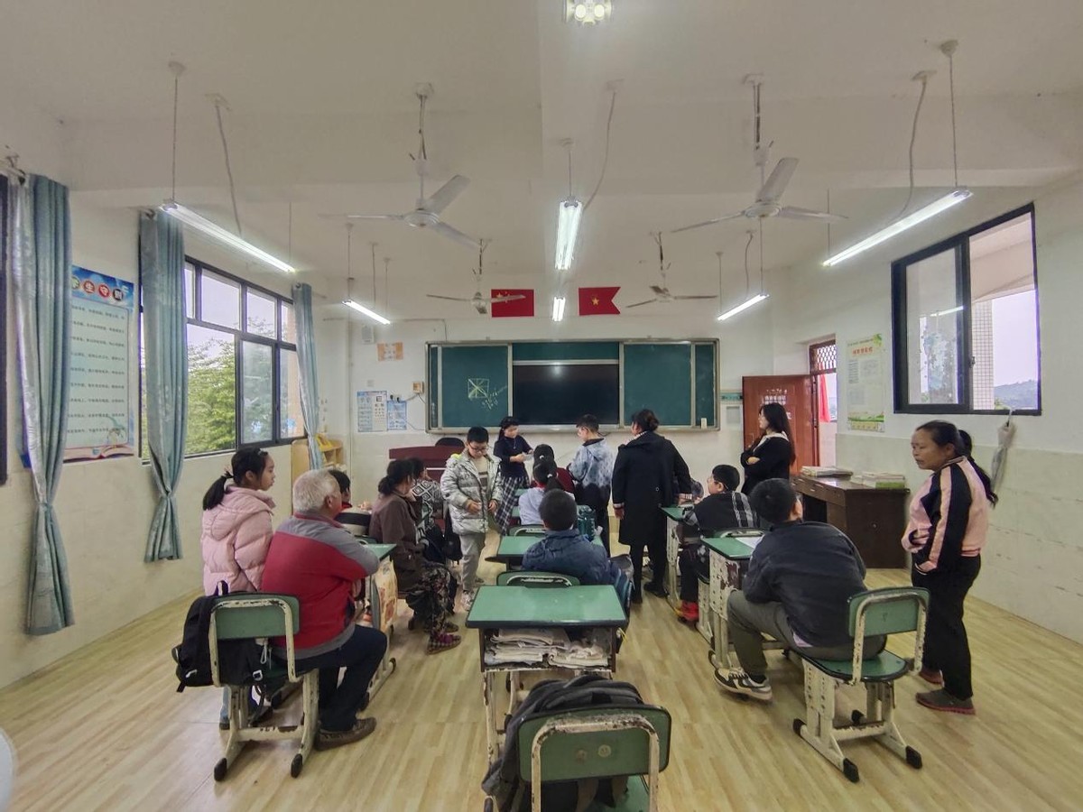 遂宁市安居区青山明德小学召开全校家长会