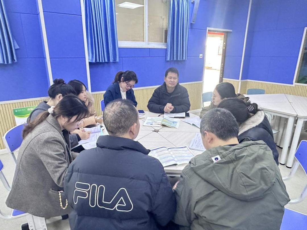 遂宁市教育局党组织成员、副局长姚明一行到遂宁一中开展教学视导