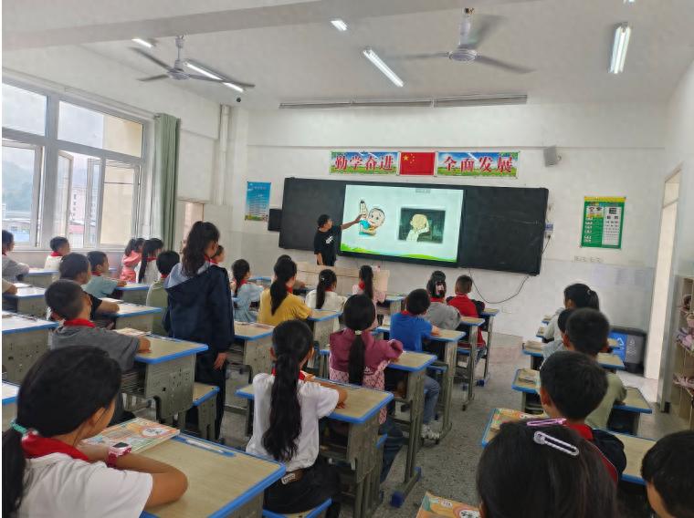 屏山县中都镇中心学校语文教研组：课赛促成长 精彩齐绽放