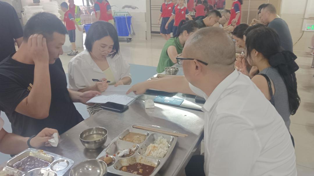 安居三小膳食委员会新学期 ——以协同监督守护师生“舌尖安全”