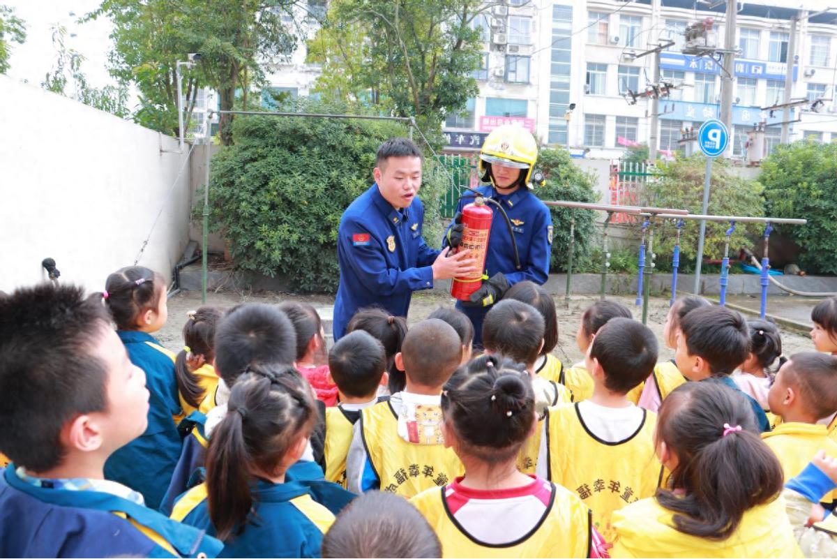 遂宁安居四幼大班萌娃走进安居消防救援大队开启“奇妙消防之旅”