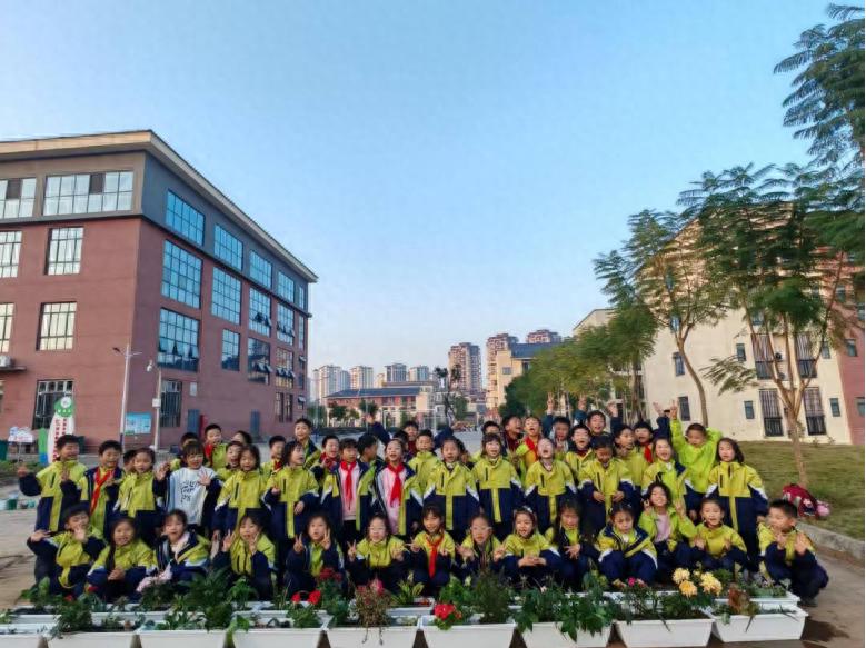 共赴绿色之约——宜宾职业技术学院师生与长江学校学子解锁园艺新技能