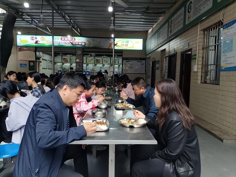 遂宁一中：家校零距离，共守舌尖上的安心 食堂开放日 99%满意度