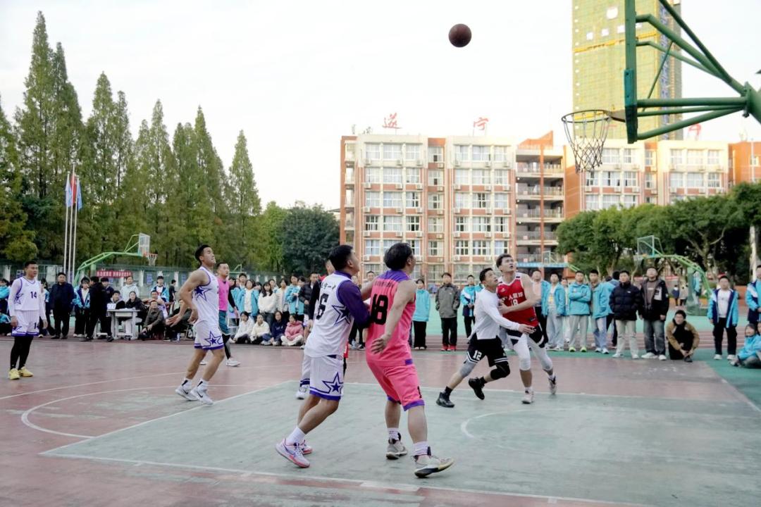 警校携手 “篮”不住的情谊 遂宁一中与凯旋路派出所篮球友谊赛举行