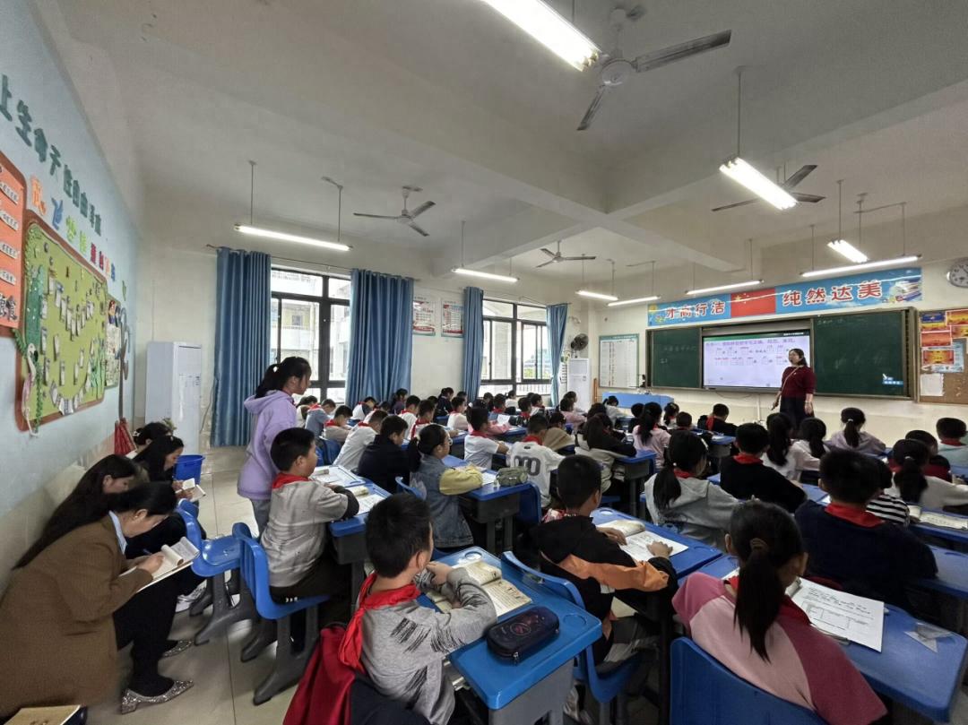 聚焦语文核心素养 打造高效魅力课堂 ——安居三小秋季语文教研活动