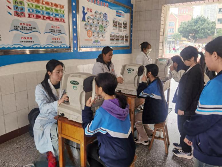 常规检查 精准预防 守护“睛”彩未来——宜宾市南溪四中开展全体学生视力检测工作