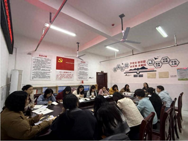 深学笃行全会精神 勇担育人使命担当——宜宾市南溪区长兴镇中心幼儿园党支部组织学习党的二十届四中全会精神