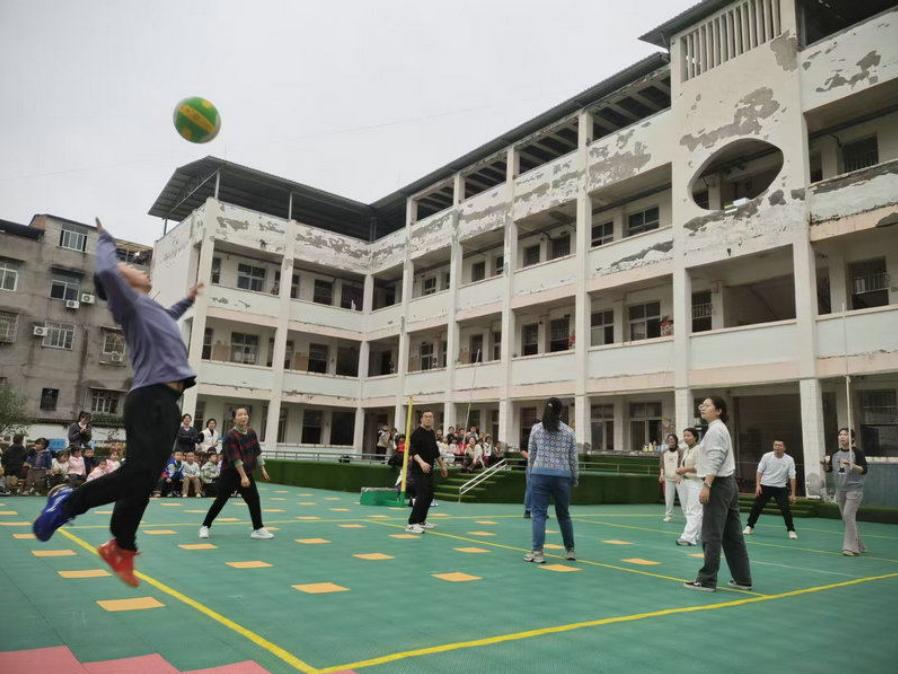 遂宁安居区大安小学举行“健身健心”教职工气排球比赛