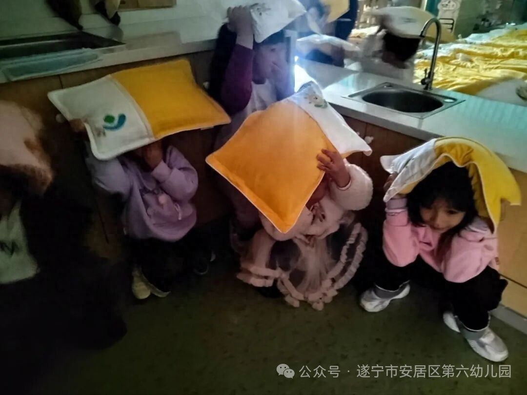 遂宁市安居区第九幼儿园开展午睡幼儿应急疏散演练