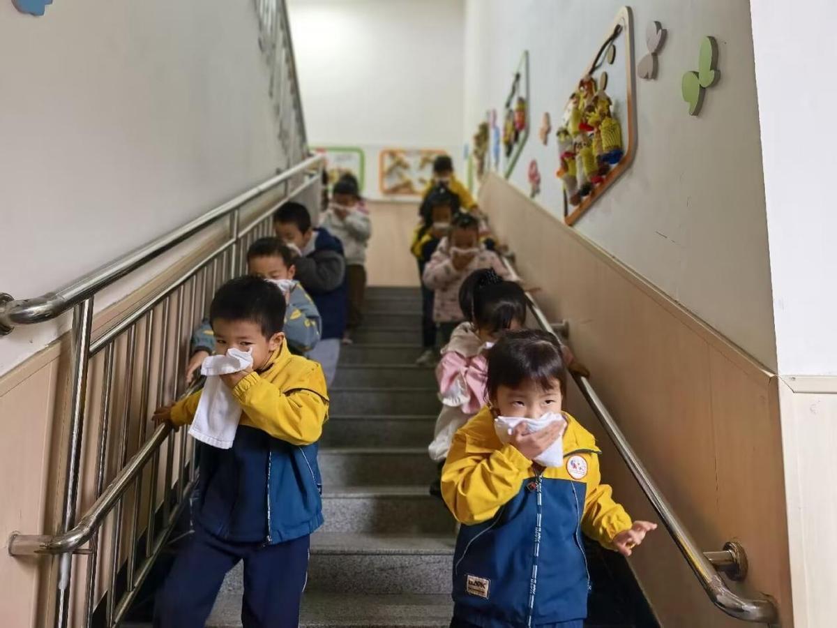 以“演”筑防 安全“童”行——安居四幼开展 消防疏散应急演练活动