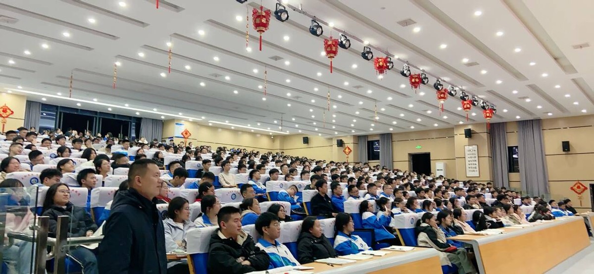 轻装上阵减压 凝心聚力逐光——安居中学举办高三学生心理健康讲座