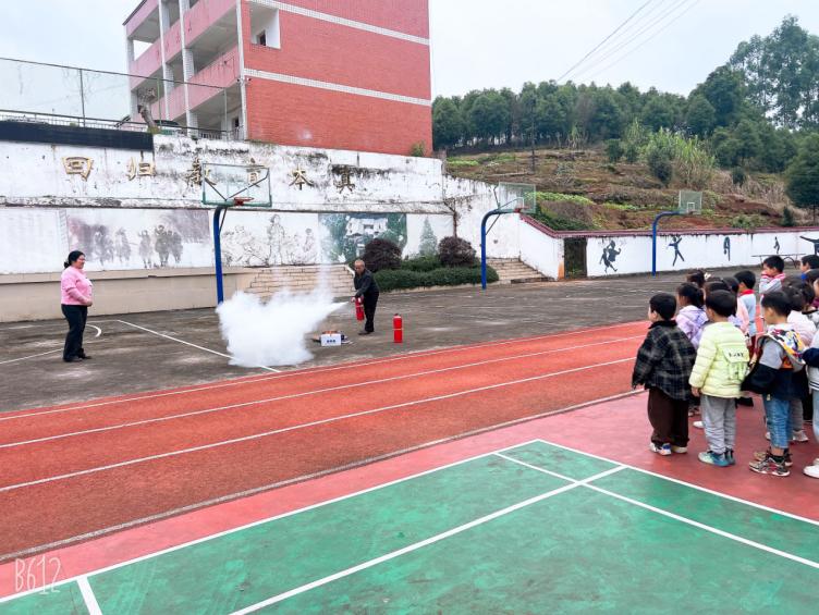 宜宾市一曼小学校黎明校区组织开展消防演练