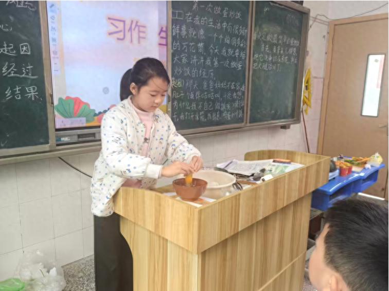 指尖藏童趣 笔墨记成长——宜宾市南溪区黄沙镇中心小学校体验式作文课侧记