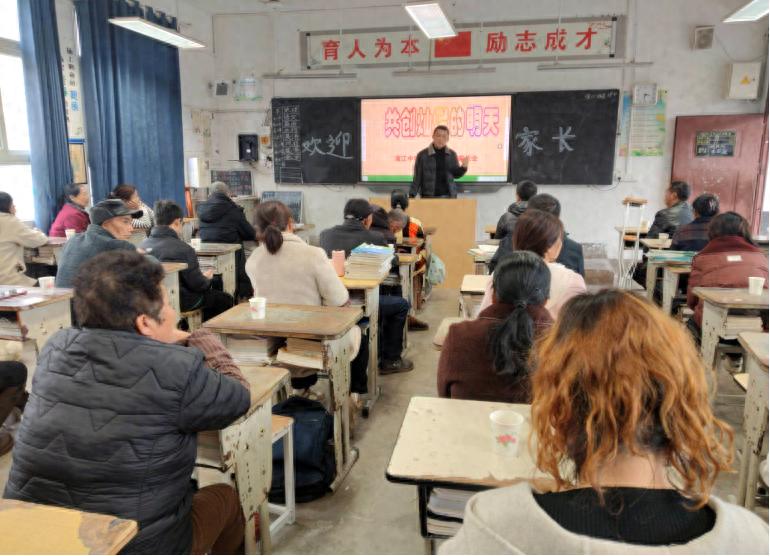 江安县淯江初级中学校举办2025年秋期家长座谈会