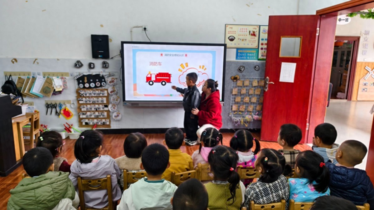 消防教官进校园 筑牢安全“防火墙”——宜宾市叙州区高场镇中心幼儿园开展消防安全主题活动