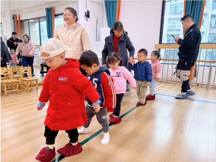 亲“觅”时光 “幼”见美好——宜宾市南溪区北城幼儿园开展2025年第四期公益早教活动