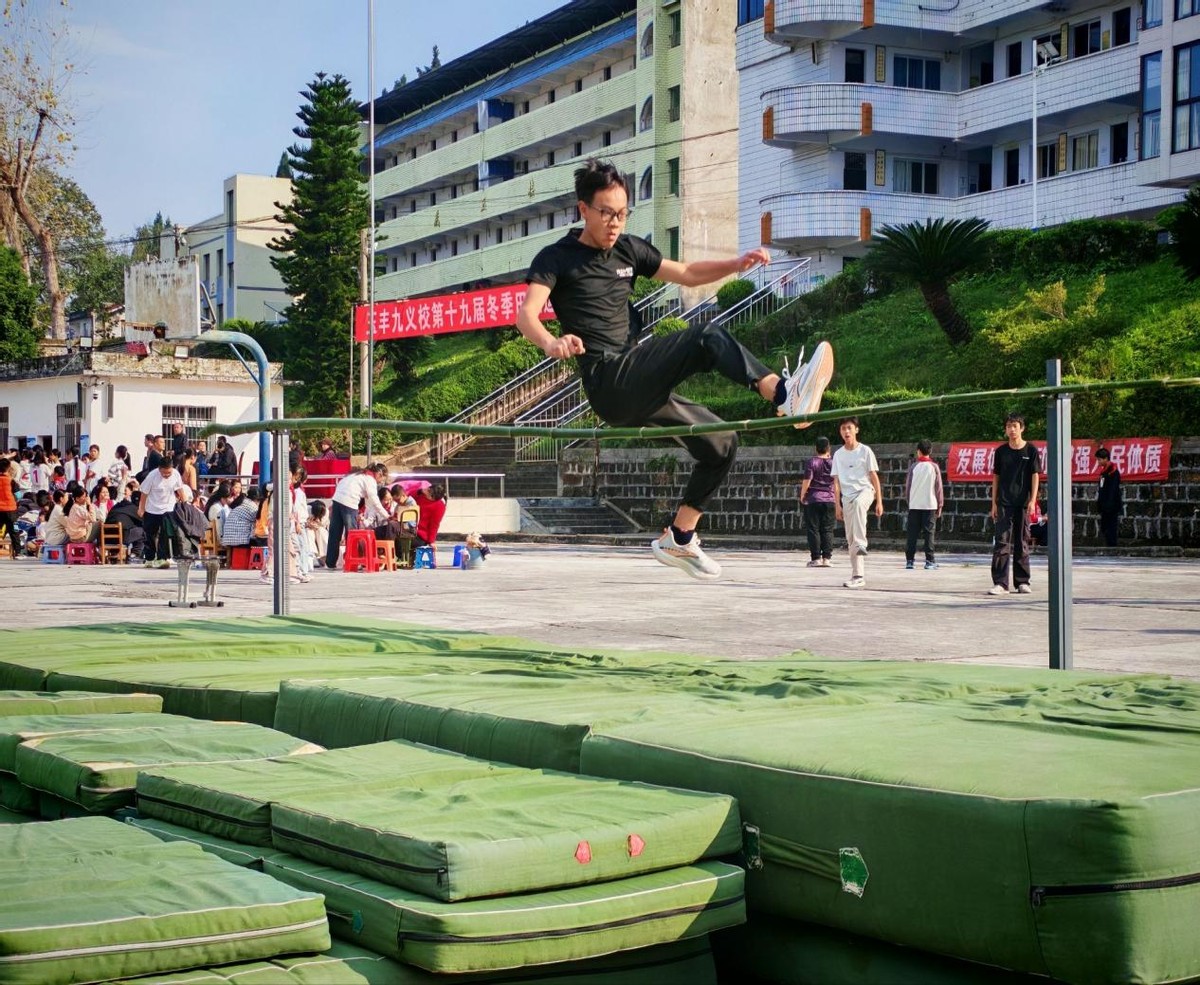 绽放运动风采 点燃青春激情——安居玉丰九义校开展冬季田径运动会
