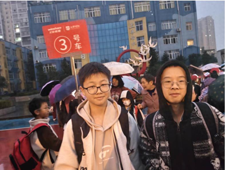 秋假研学正当时！宜宾市南溪四中成都航空+欢乐谷研学之旅温情启航