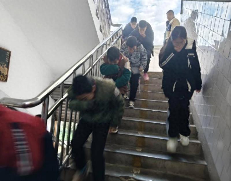 宜宾市南溪区林丰学校：扎实开展安全演练 筑牢校园安全屏障