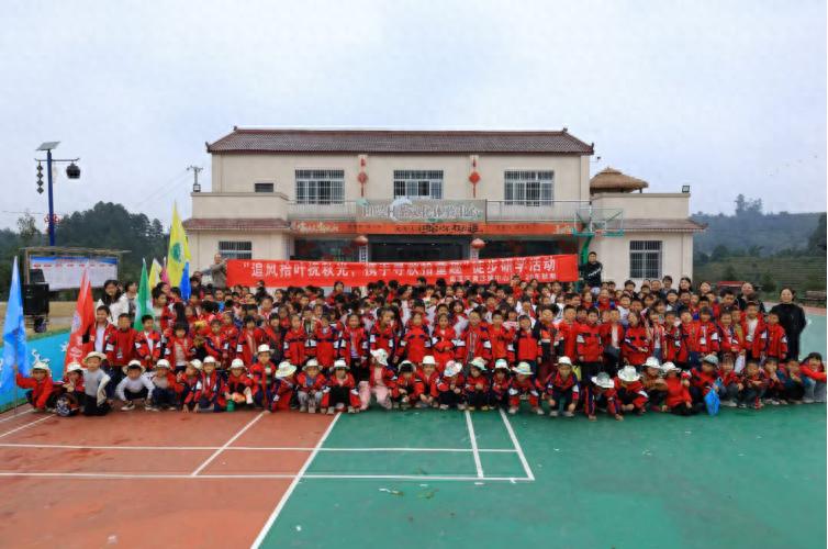 把美术课堂搬进大自然——宜宾市南溪区黄沙镇中心小学校徒步研学绘秋趣