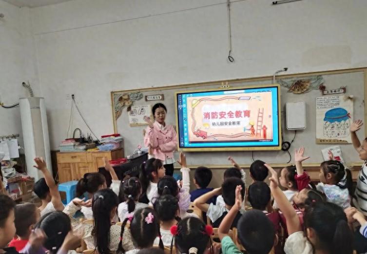 关注消防 生命至上——宜宾三江新区罗龙中心幼儿园开展“消防安全月”主题活动