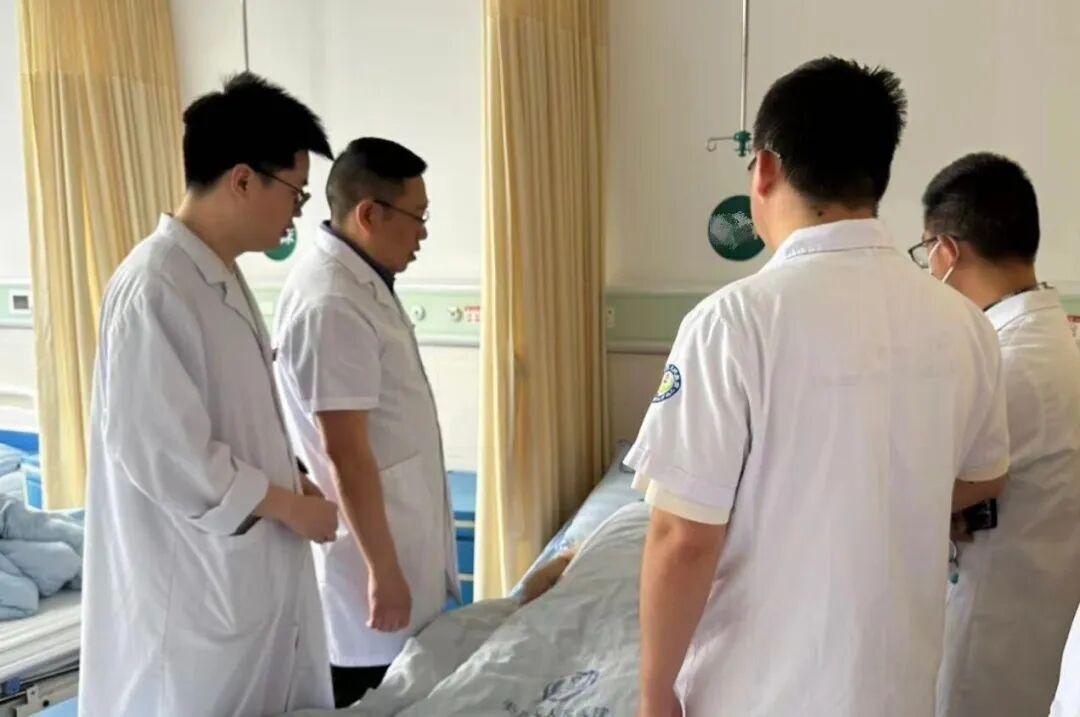 老人遭车祸多脏器破裂 + 休克 安居区人民医院多科协作挽回患者生命