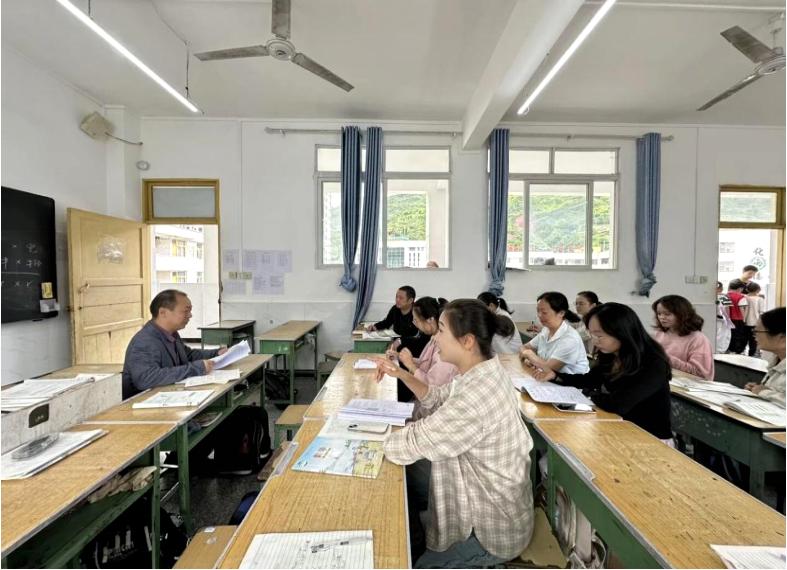 屏山县中都镇中心学校数学教研组：凝心聚力展风采 听课评课促提升