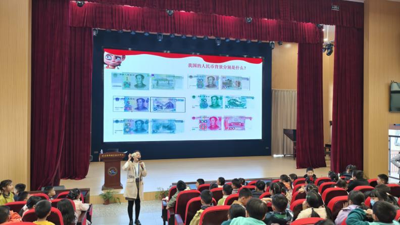 宜宾职业技术学院老师到南溪区长江学校开展职业兴趣探索公益培训