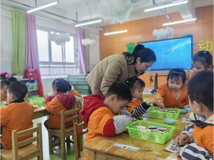 观摩研讨促提升 游戏品格润童心——宜宾市叙州区高场学校2025年秋期学前教育培训在高场镇中心幼儿园举行