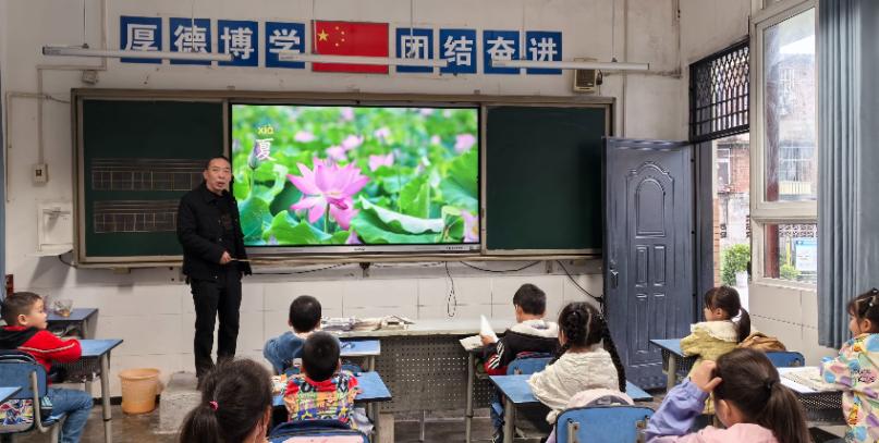 情系语文课堂 爱自童心成长——宜宾三江新区顺南学校小学语文组开展教研暨集体备课活动