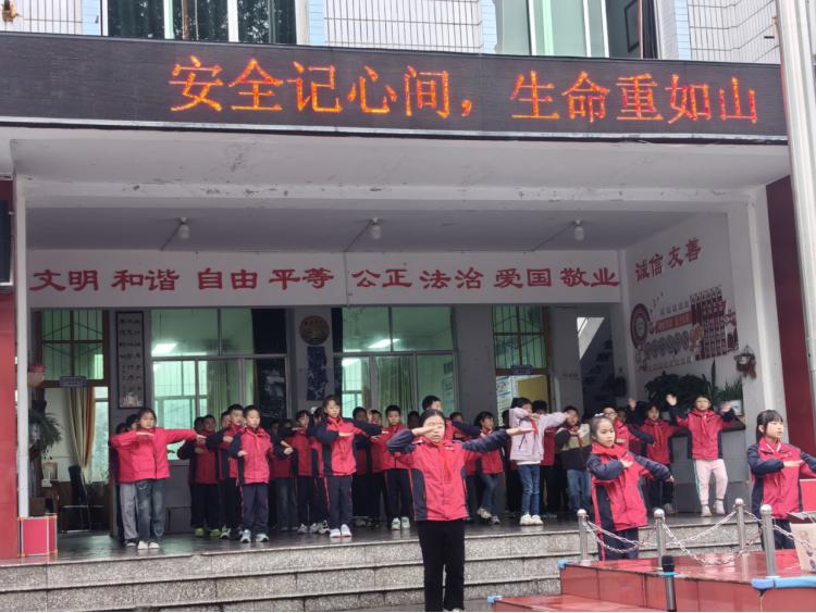 安全记心间 生命重如山——高县逸夫小学校三年级1班才艺展示纪实