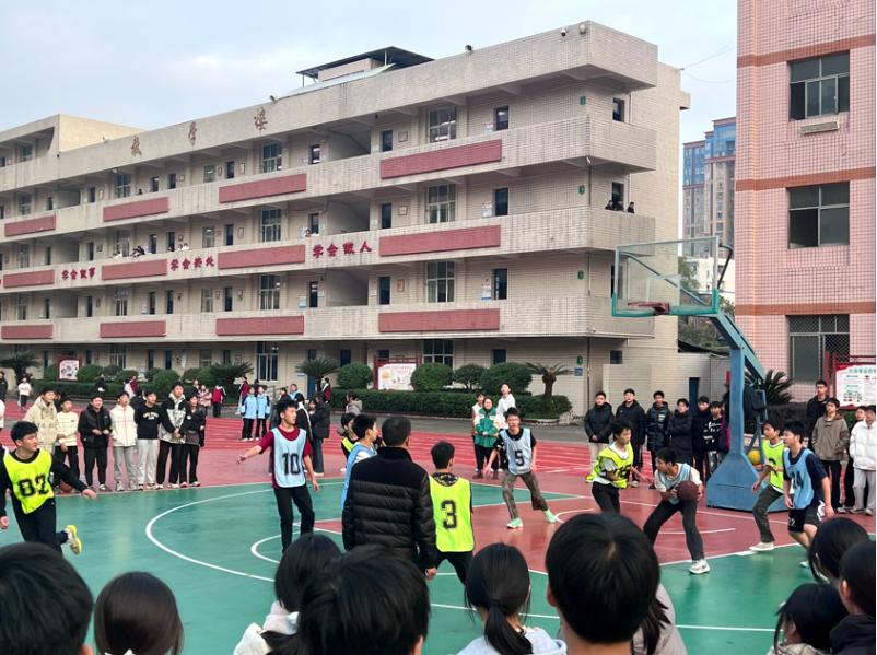 宜宾市南溪四中初三年级篮球比赛火热进行中