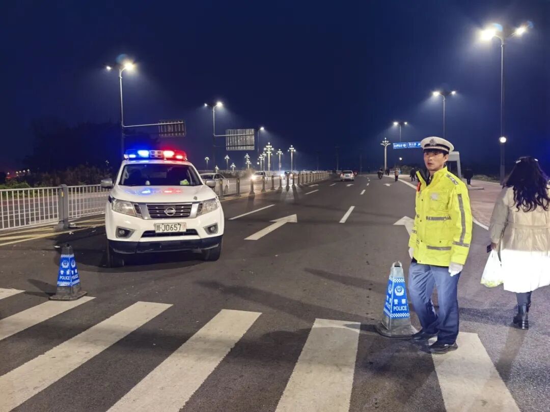 从场内秩序到场外交通，遂宁公安全方位护航川渝“村晚”