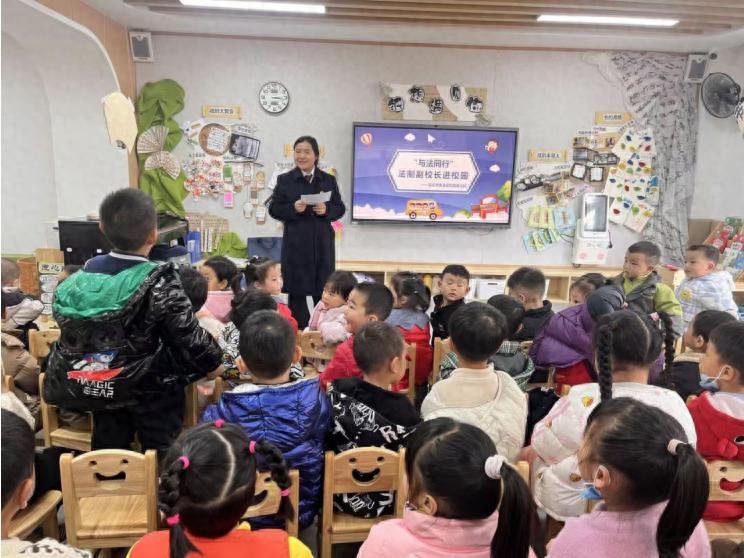与法同行 伴我成长——宜宾市南溪区凤凰幼儿园开展法治副校长进校园活动