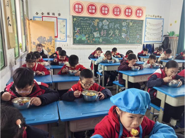 严把食堂质量关 共护师生饮食安——高县逸夫小学校召开2025年秋期第二次食堂满意度测评暨膳食监督工作总结会