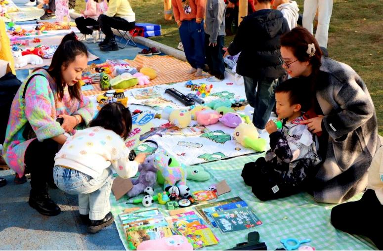 星光小集市 童心传温暖——宜宾三江新区红星幼儿园“跳蚤市场”热闹开市