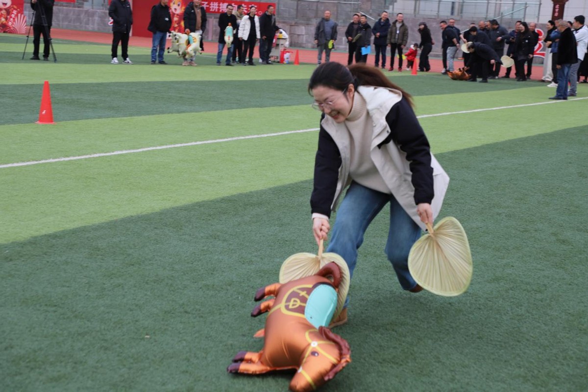 策马扬鞭向春行 同心筑梦育新人—安居中学开展教职工健身健心活动