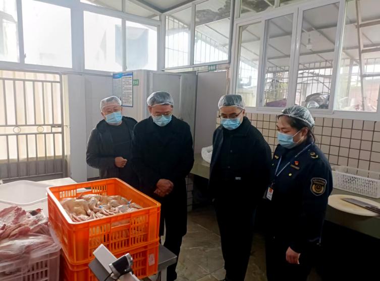 宜宾市江安县人大副主任李厚云率队检查淯江中学食品安全工作