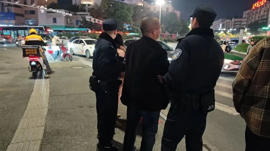 遂宁:男子醉卧车流中，接下来一幕让人暖心