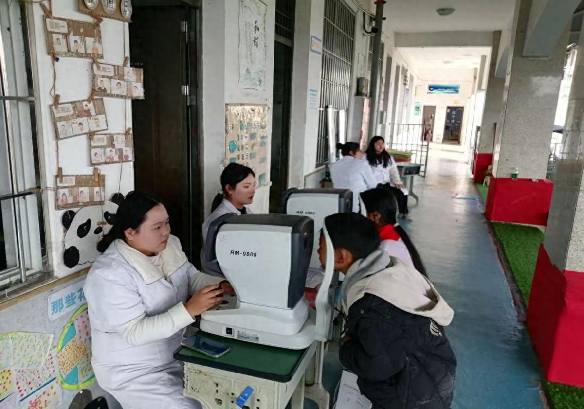 呵护“视”界 点亮明眸——安居凉风小学开展学生视力健康检测活动