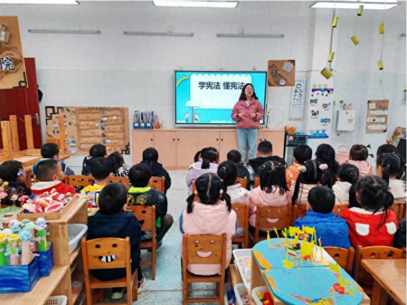 宪入童心 法育未来——宜宾市南溪区长兴镇中心幼儿园开展宪法宣传周教育活动