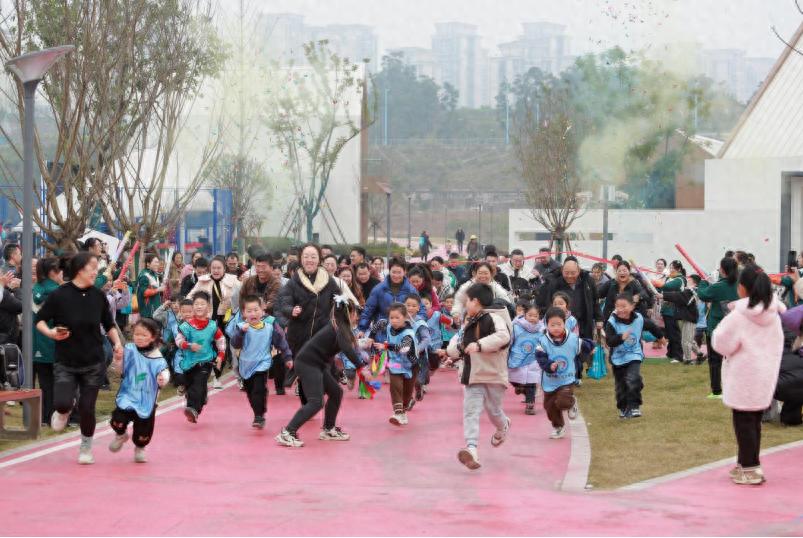 为爱奔跑 喜迎新年——宜宾市南溪区蜀粤集团园2026年庆祝元旦亲子马拉松暨趣味运动嘉年华活动纪实