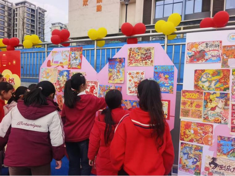 骏马跃纸上 童心绘新年——宜宾市南溪区福临小学校开展庆元旦美术作品比赛暨展览活动