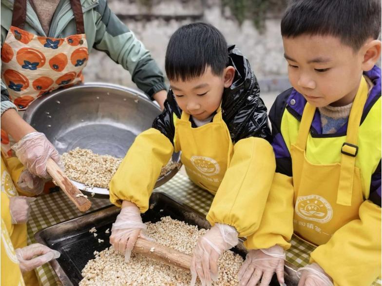 传承非遗 童享乐趣——筠连县巡司镇第一幼儿园开展冬至主题活动