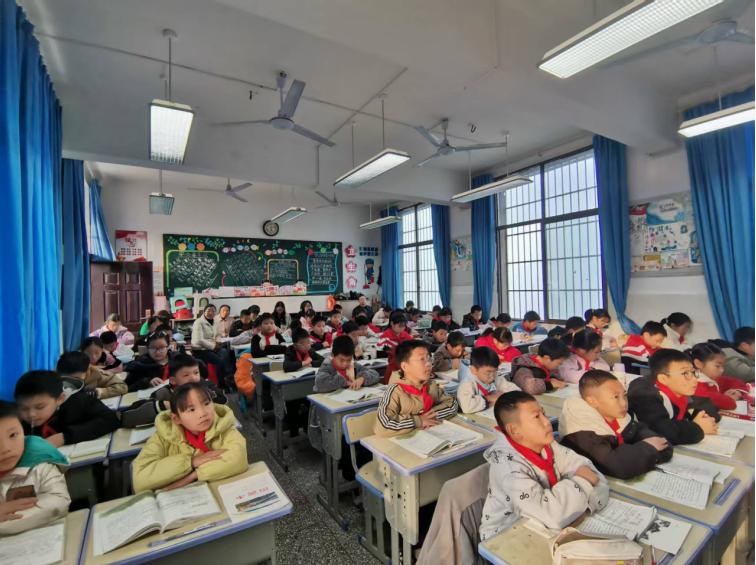 “四真教研”引领课堂改革 两周练兵激活成长动能——宜宾市一曼小学校开展“家常课”大练兵活动