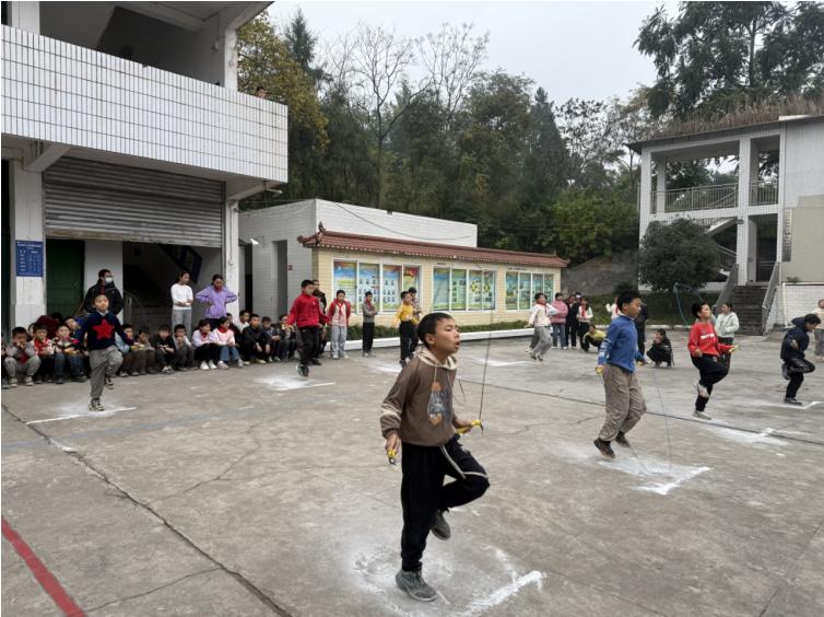 绳采飞扬 力拔山河——宜宾市叙州区双龙学校罗河小学校区举办2025年冬季学生运动会