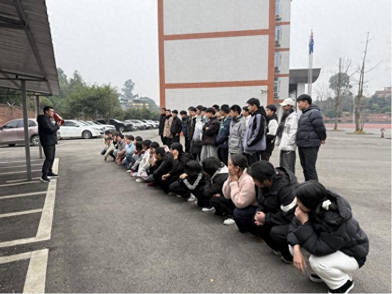 知行合一 防患未“燃”——宜宾市叙州区高场职校开展寝室楼长消防技能培训